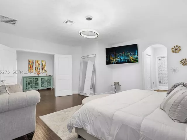 6-bedroom home for sale in Homestead - 2150 NW 16th Pl - MondialRealty