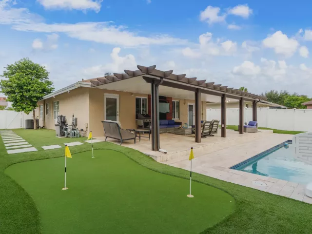 3-bedroom home for sale in Deerfield Beach - 533 NE 1st Avenue - MondialRealty