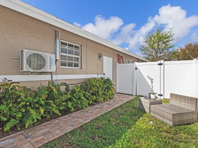 3-bedroom home for sale in Deerfield Beach - 533 NE 1st Avenue - MondialRealty