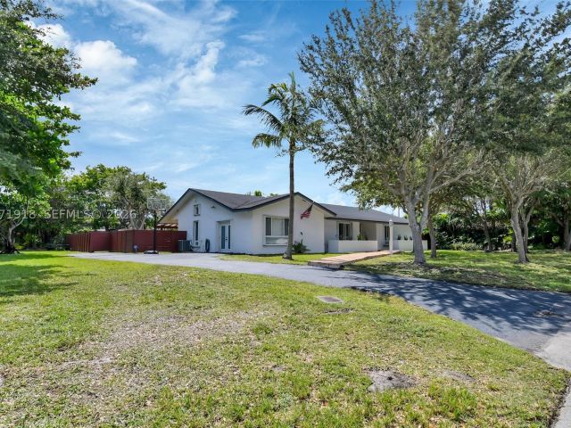 5-bedroom home for sale in Miami - 13241 SW 104th Ave - MondialRealty