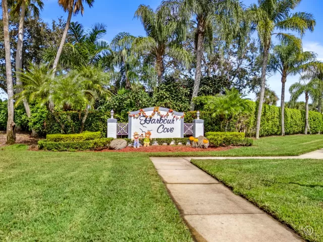 3-bedroom home for sale in West Palm Beach - 9139 Bay Harbour Circle - MondialRealty