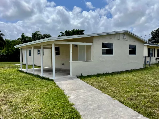 4-bedroom home for sale in West Palm Beach - 4790 Alberta Avenue - MondialRealty