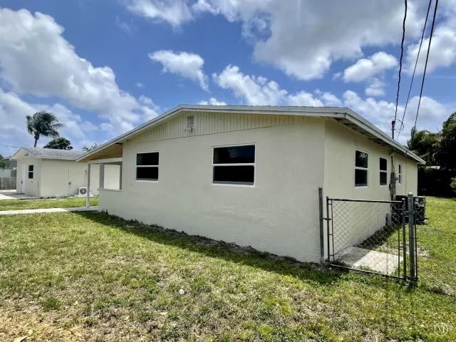 4-bedroom home for sale in West Palm Beach - 4790 Alberta Avenue - MondialRealty
