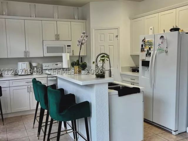 3-bedroom home for rent in Doral - 11236 NW 56th St - MondialRealty