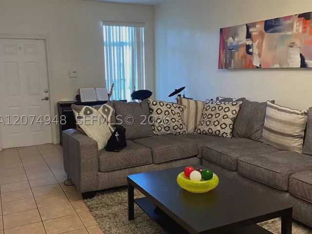3-bedroom home for rent in Doral - 11236 NW 56th St - MondialRealty