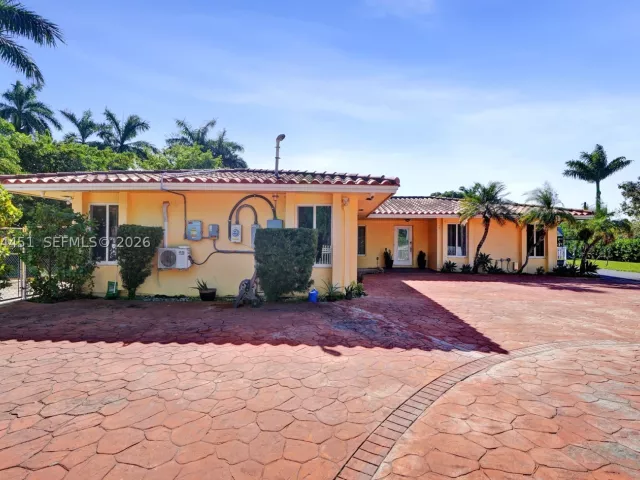 4-bedroom home for sale in Miami - 2 NE 160th St - MondialRealty