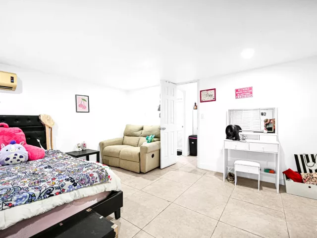 3-bedroom home for sale in Fort Lauderdale - 2171 SW 36TH Terrace - MondialRealty