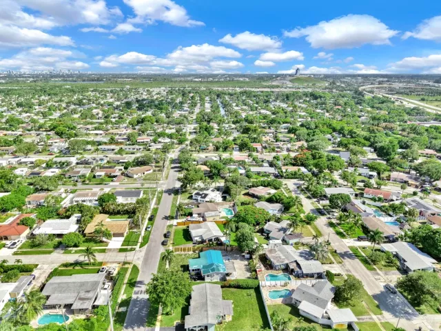 3-bedroom home for sale in Fort Lauderdale - 2171 SW 36TH Terrace - MondialRealty