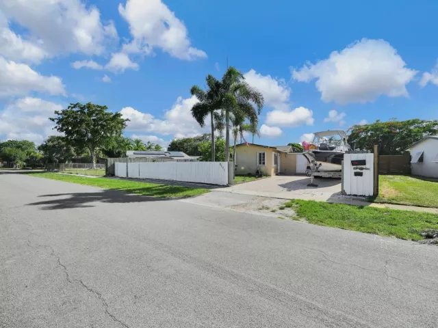 3-bedroom home for sale in Fort Lauderdale - 2171 SW 36TH Terrace - MondialRealty