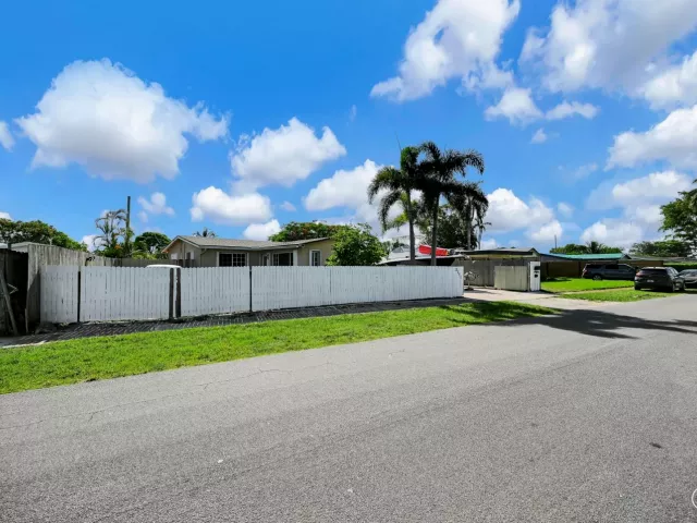 3-bedroom home for sale in Fort Lauderdale - 2171 SW 36TH Terrace - MondialRealty