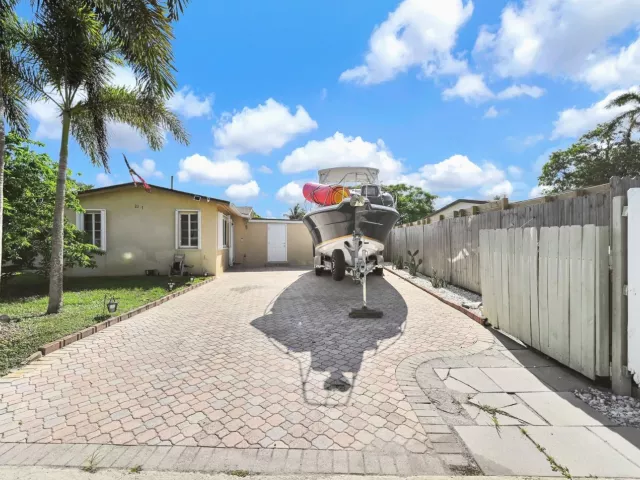 3-bedroom home for sale in Fort Lauderdale - 2171 SW 36TH Terrace - MondialRealty