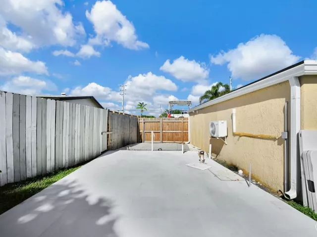 3-bedroom home for sale in Fort Lauderdale - 2171 SW 36TH Terrace - MondialRealty
