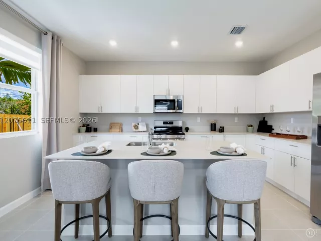 5-bedroom home for sale in Miami - 27307 SW 159 CT - MondialRealty