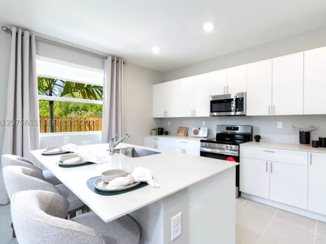 5-bedroom home for sale in Miami - 27307 SW 159 CT - MondialRealty