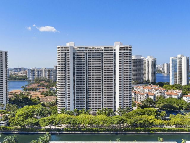2-bedroom condo for rent in Aventura - 2000 ISLAND Boulevard 903 - MondialRealty
