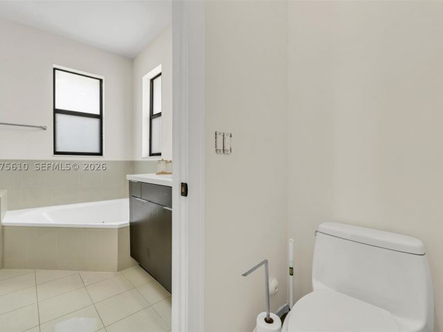 5-bedroom home for sale in Doral - 10204 NW 86th St - MondialRealty