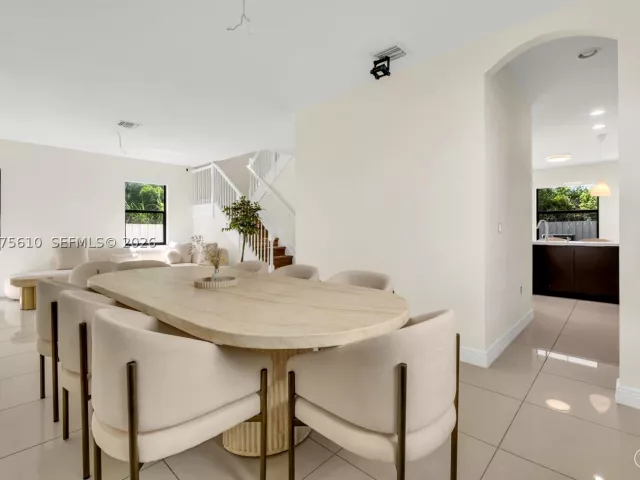 5-bedroom home for sale in Doral - 10204 NW 86th St - MondialRealty