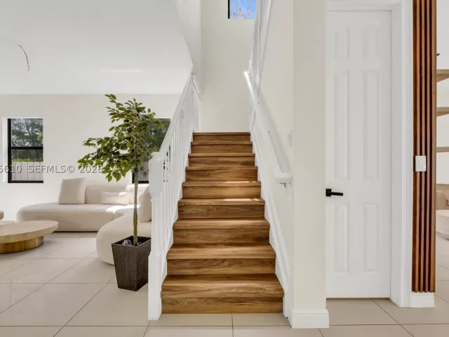5-bedroom home for sale in Doral - 10204 NW 86th St - MondialRealty