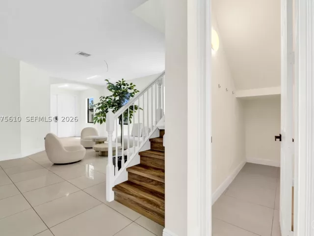 5-bedroom home for sale in Doral - 10204 NW 86th St - MondialRealty