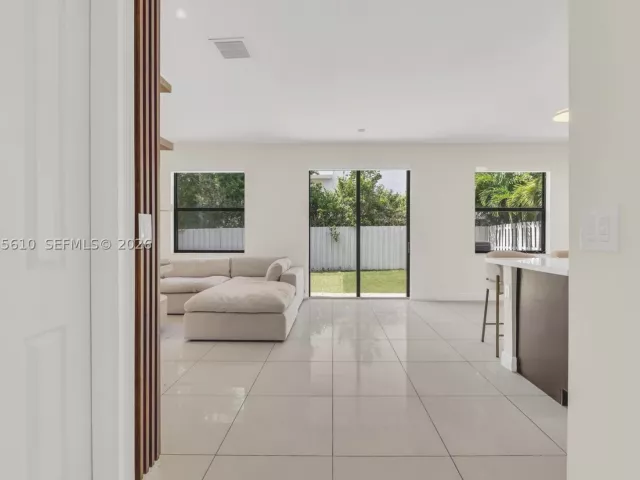 5-bedroom home for sale in Doral - 10204 NW 86th St - MondialRealty
