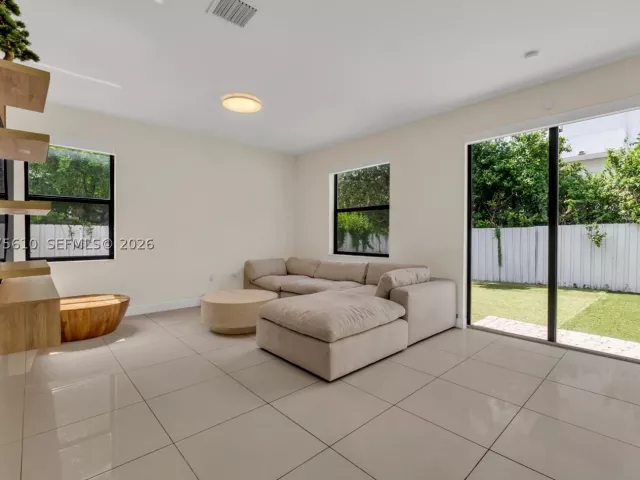 5-bedroom home for sale in Doral - 10204 NW 86th St - MondialRealty
