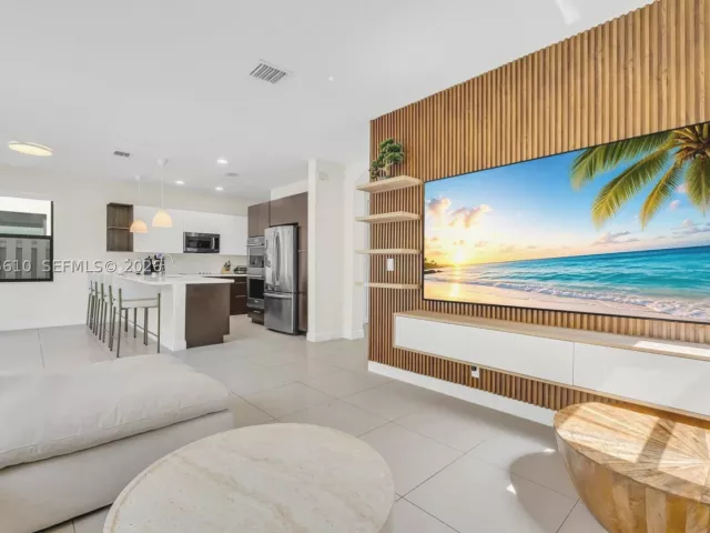 5-bedroom home for sale in Doral - 10204 NW 86th St - MondialRealty