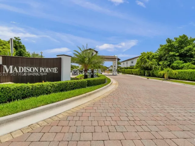 5-bedroom home for sale in Doral - 10204 NW 86th St - MondialRealty