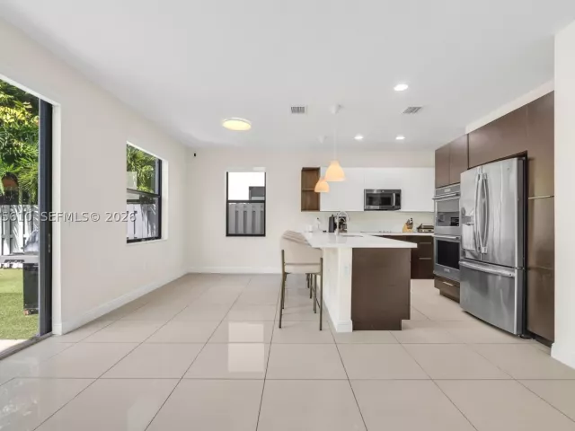 5-bedroom home for sale in Doral - 10204 NW 86th St - MondialRealty
