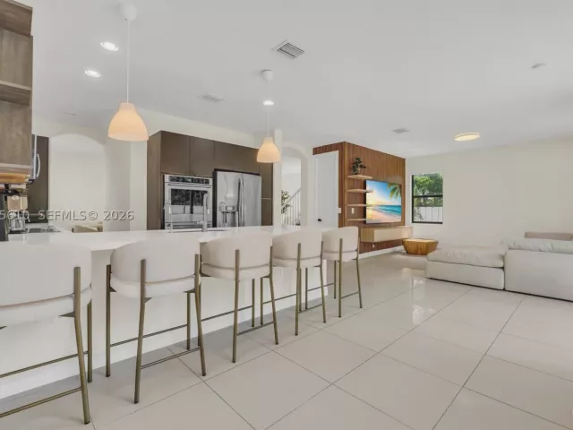 5-bedroom home for sale in Doral - 10204 NW 86th St - MondialRealty