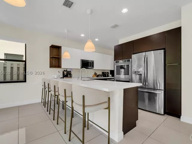 5-bedroom home for sale in Doral - 10204 NW 86th St - MondialRealty