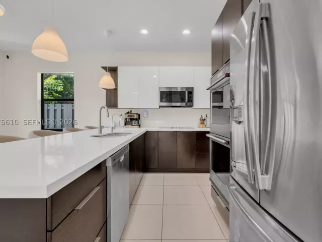 5-bedroom home for sale in Doral - 10204 NW 86th St - MondialRealty