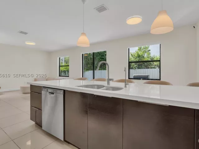 5-bedroom home for sale in Doral - 10204 NW 86th St - MondialRealty