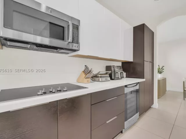 5-bedroom home for sale in Doral - 10204 NW 86th St - MondialRealty