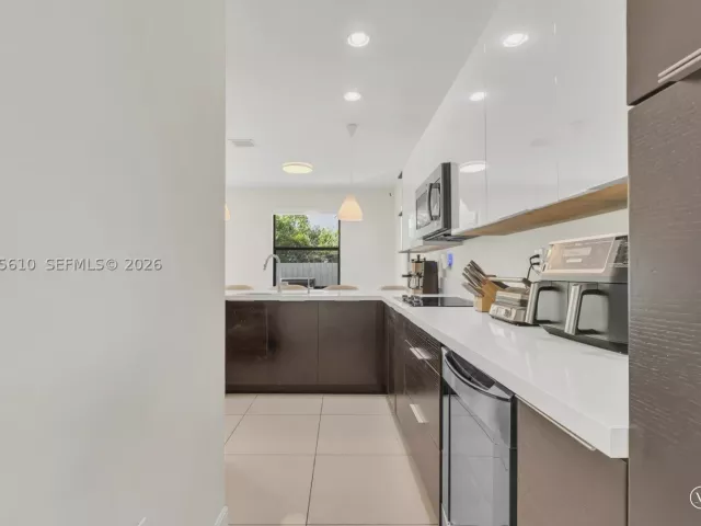 5-bedroom home for sale in Doral - 10204 NW 86th St - MondialRealty