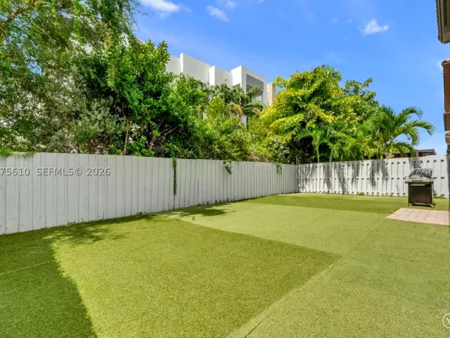 5-bedroom home for sale in Doral - 10204 NW 86th St - MondialRealty