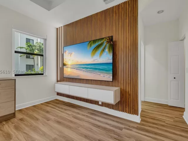 5-bedroom home for sale in Doral - 10204 NW 86th St - MondialRealty
