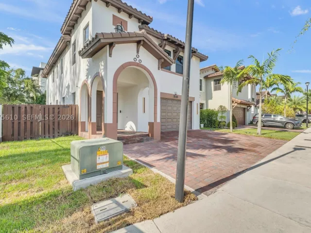 5-bedroom home for sale in Doral - 10204 NW 86th St - MondialRealty