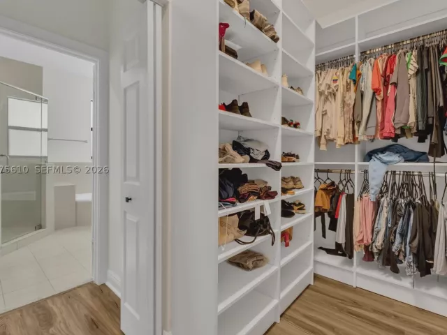 5-bedroom home for sale in Doral - 10204 NW 86th St - MondialRealty