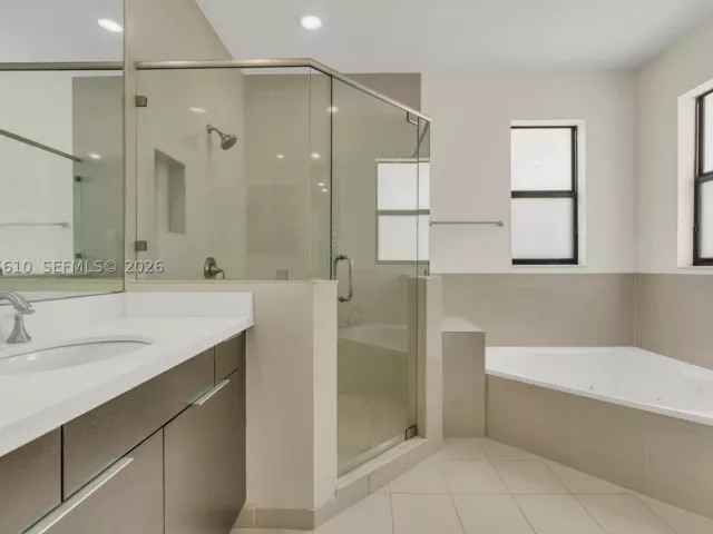 5-bedroom home for sale in Doral - 10204 NW 86th St - MondialRealty