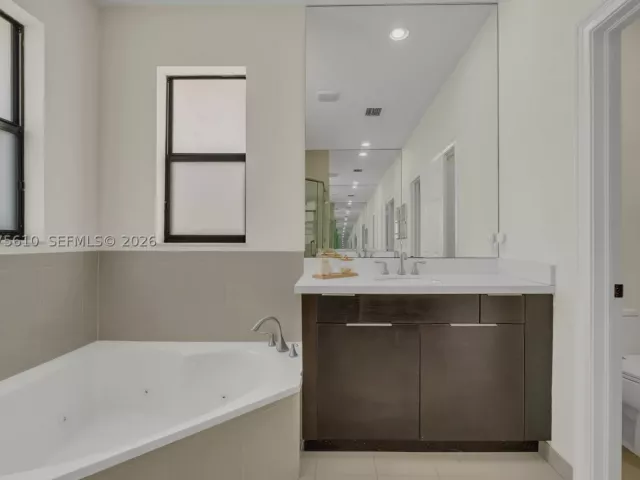 5-bedroom home for sale in Doral - 10204 NW 86th St - MondialRealty