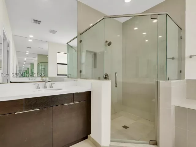 5-bedroom home for sale in Doral - 10204 NW 86th St - MondialRealty