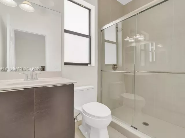 5-bedroom home for sale in Doral - 10204 NW 86th St - MondialRealty