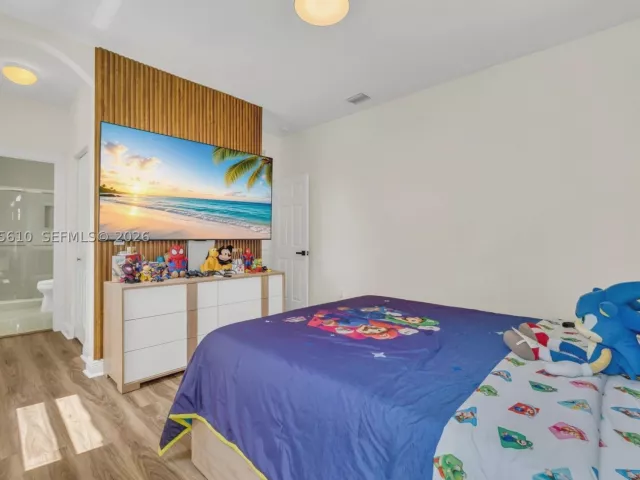 5-bedroom home for sale in Doral - 10204 NW 86th St - MondialRealty