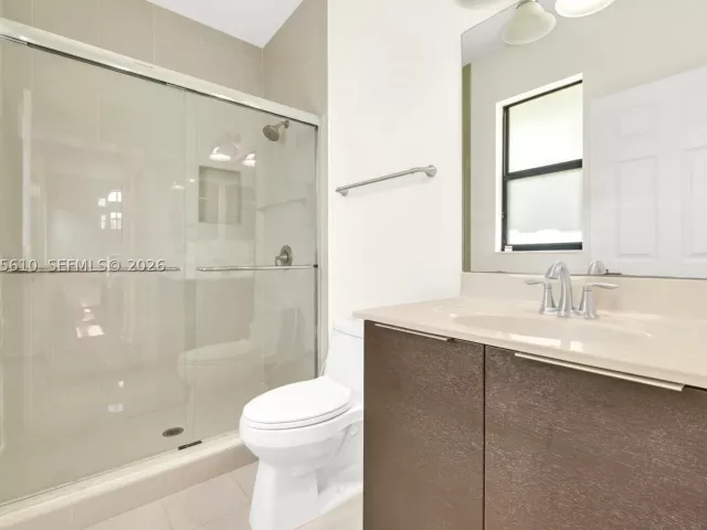 5-bedroom home for sale in Doral - 10204 NW 86th St - MondialRealty