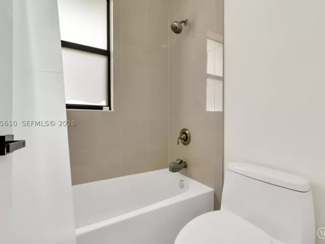5-bedroom home for sale in Doral - 10204 NW 86th St - MondialRealty