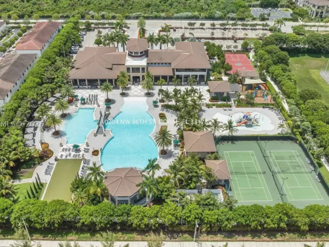 5-bedroom home for sale in Doral - 10204 NW 86th St - MondialRealty