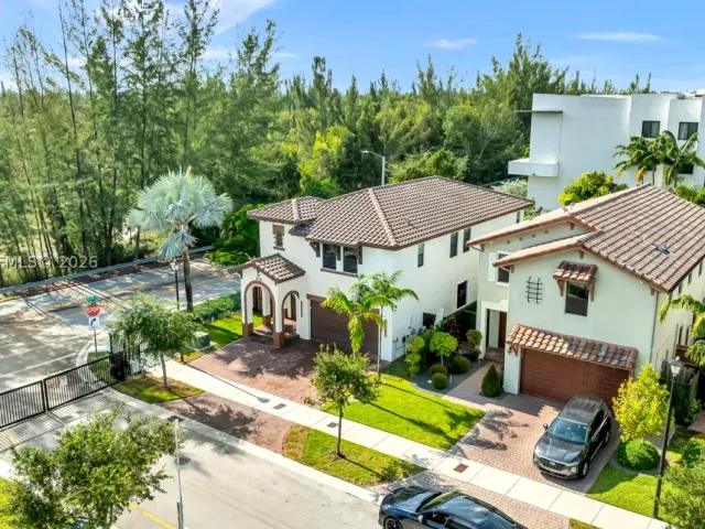 5-bedroom home for sale in Doral - 10204 NW 86th St - MondialRealty