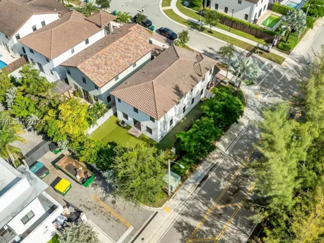 5-bedroom home for sale in Doral - 10204 NW 86th St - MondialRealty