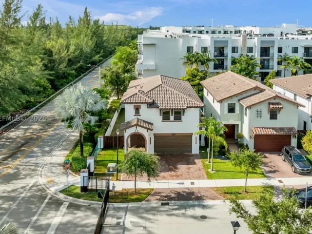 5-bedroom home for sale in Doral - 10204 NW 86th St - MondialRealty
