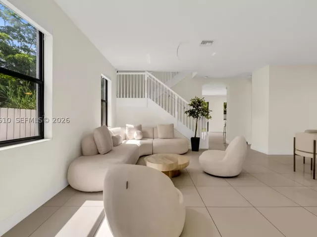 5-bedroom home for sale in Doral - 10204 NW 86th St - MondialRealty